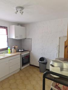 una piccola cucina con lavandino e piano cottura di la picarde a La Seyne-sur-Mer