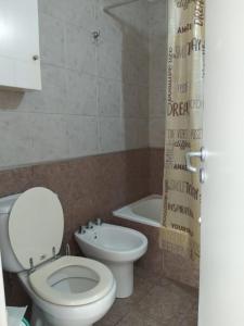 uma casa de banho com um WC, um lavatório e uma banheira em Dpto CERCANIA em San Fernando