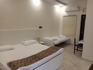 Hotel New Sunder客房内的一张或多张床位