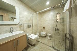 Koupelna v ubytování Payidar Hotel + 37 fotografií