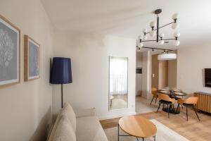 Televízia a/alebo spoločenská miestnosť v ubytovaní Resort Apartamenty Klifowa Rewal 79