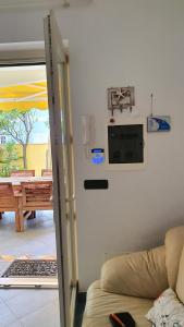 Uma televisão e/ou sistema de entretenimento em Villino moderno con giardino a 90 metri dal mare
