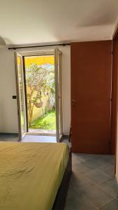 En eller flere senge i et værelse på Villino moderno con giardino a 90 metri dal mare