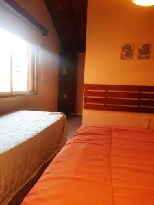 1 dormitorio con 2 camas y ventana en Hotel Duclout Confort Inn en Monte Grande