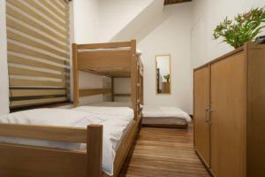 ボゴタにあるFatima Hostel Bogotáの二段ベッド2組(階段付)が備わる客室です。