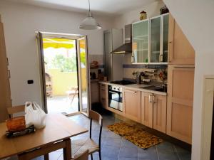 A cozinha ou kitchenette de Villino moderno con giardino a 90 metri dal mare