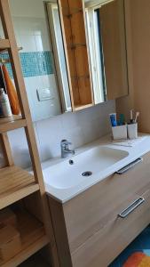 Et badeværelse på Villino moderno con giardino a 90 metri dal mare + 44 billeder