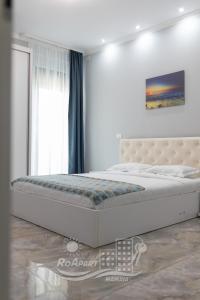 Postel nebo postele na pokoji v ubytování RoApart Mamaia- Sunset Dream