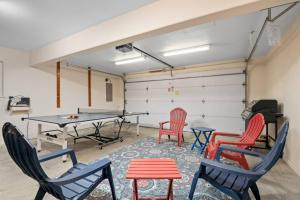 ein Tischtennisraum mit Stühlen und einer Tischtennisplatte in der Unterkunft Casa Del Sol in Rockaway Beach