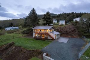 eine Luftaufnahme eines Hauses auf einem Hügel in der Unterkunft Casa Del Sol in Rockaway Beach