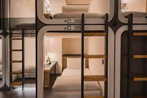 Rúm í herbergi á Taiwan Youth Hostel & Capsule Hotel