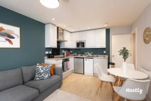 Η κουζίνα ή μικρή κουζίνα στο Wesley Gate Apartments - by Hostly