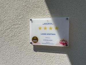 znak na ścianie z pięcioma gwiazdkami w obiekcie Lianne Apartman w Miskolc-Tapolca +14 zdjęć