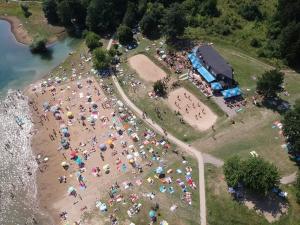 uma vista aérea de uma multidão de pessoas numa praia em Apartmani Plaža em Bor