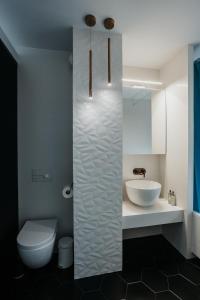 Łazienka z białą toaletą i umywalką w obiekcie Arcade - Apartment with a sunny view - A/C w Krakowie