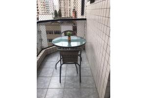- Balcón con mesa pequeña y sillas en T004 - Apto na Tupi com sacada, garagem e ótima localização, en Samaritá