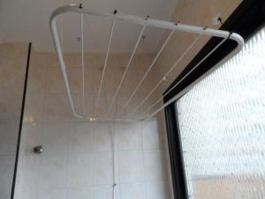 y baño con ducha y ventana de cristal. en T004 - Apto na Tupi com sacada, garagem e ótima localização, en Samaritá