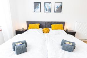 מיטה או מיטות בחדר ב-Lahn Living II - Modernes Apartment mit Balkon