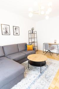 ein Wohnzimmer mit einem Sofa und einem Tisch in der Unterkunft Lahn Living II - Modernes Apartment mit Balkon in Lahnstein