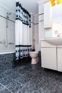 Kúpeľňa v ubytovaní Anastasias House - 100μ από την Κυανή Ακτή + 35 fotografií