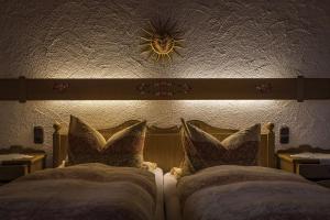拜埃里施格邁因的住宿－Gästehaus Färbinger，卧室配有两张床,墙上有一星星星。