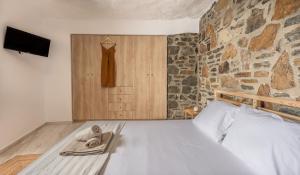 Säng eller sängar i ett rum på Salty Caves Apartments Milos