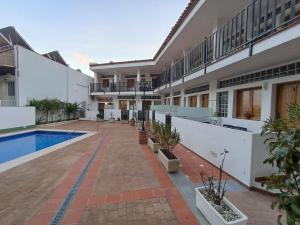 uma imagem de uma casa com piscina em Apartamento Exclusivo - María 7 em Benaoján