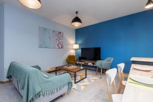 salon z niebieskimi ścianami, stołem i krzesłami w obiekcie Large 3 Bdr City Center w Nicei +32 zdjęcia