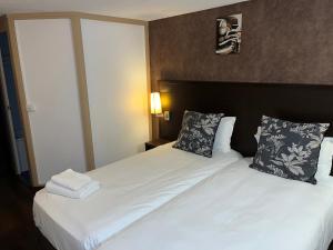 Postel nebo postele na pokoji v ubytování SHELDER Hôtel - CHERBOURG EN COTENTIN - Equeurdreville