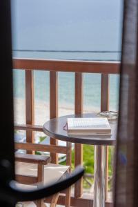 una mesa con un libro y un teclado en el balcón en Hotel Cleopatra, en Khorevtón
