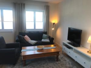 sala de estar con sofá y mesa de centro en Alte Post Altwahnsdorf, en Radebeul