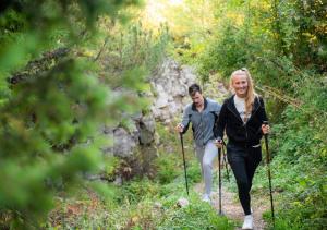 Un uomo e una donna che camminano su un sentiero di Chalet Caminetto a Vason