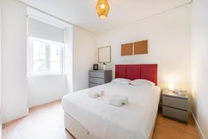 Un dormitorio con una gran cama blanca y una ventana en Monsanto Hill House - NO 571 1E, en Lisboa