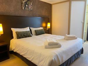 Postel nebo postele na pokoji v ubytování SHELDER Hôtel - CHERBOURG EN COTENTIN - Equeurdreville