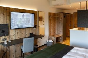 TV a/nebo společenská místnost v ubytování Hotel Grohnder Fährhaus