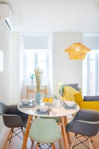 sala de estar con mesa y sillas en Monsanto Hill House - NO 571 1E, en Lisboa