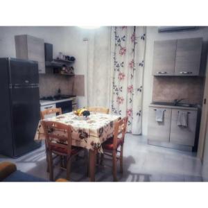 ポルト・チェザーレオにあるCasa Silvanaのキッチン(テーブル、椅子付)、キッチン(冷蔵庫付)