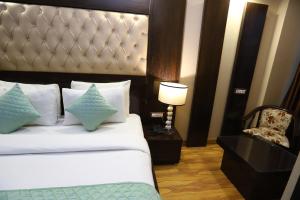Postel nebo postele na pokoji v ubytování Hotel Palm Grand Naraina New Delhi - Couple Friendly Local IDs Accepted