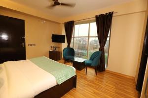 TV a/nebo společenská místnost v ubytování Hotel Palm Grand Naraina New Delhi - Couple Friendly Local IDs Accepted