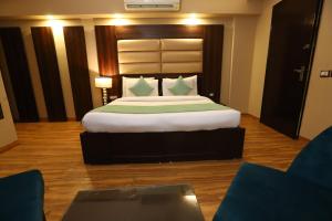Postel nebo postele na pokoji v ubytování Hotel Palm Grand Naraina New Delhi - Couple Friendly Local IDs Accepted