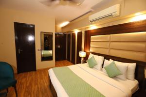 Postel nebo postele na pokoji v ubytování Hotel Palm Grand Naraina New Delhi - Couple Friendly Local IDs Accepted + 37 fotografií