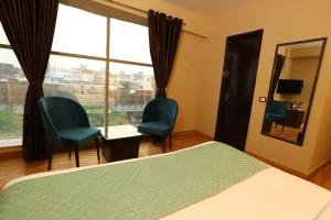Postel nebo postele na pokoji v ubytování Hotel Palm Grand Naraina New Delhi - Couple Friendly Local IDs Accepted