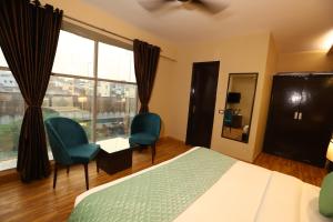 Postel nebo postele na pokoji v ubytování Hotel Palm Grand Naraina New Delhi - Couple Friendly Local IDs Accepted