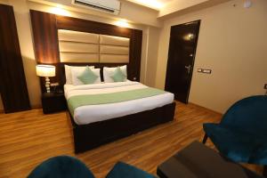 Postel nebo postele na pokoji v ubytování Hotel Palm Grand Naraina New Delhi - Couple Friendly Local IDs Accepted