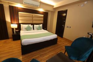Postel nebo postele na pokoji v ubytování Hotel Palm Grand Naraina New Delhi - Couple Friendly Local IDs Accepted