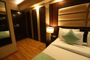 Postel nebo postele na pokoji v ubytování Hotel Palm Grand Naraina New Delhi - Couple Friendly Local IDs Accepted