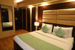 Postel nebo postele na pokoji v ubytování Hotel Palm Grand Naraina New Delhi - Couple Friendly Local IDs Accepted