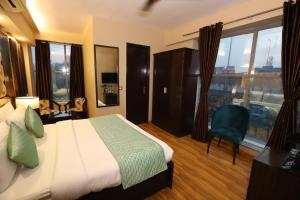 Postel nebo postele na pokoji v ubytování Hotel Palm Grand Naraina New Delhi - Couple Friendly Local IDs Accepted