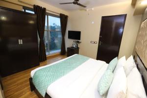 Postel nebo postele na pokoji v ubytování Hotel Palm Grand Naraina New Delhi - Couple Friendly Local IDs Accepted