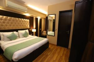 Postel nebo postele na pokoji v ubytování Hotel Palm Grand Naraina New Delhi - Couple Friendly Local IDs Accepted